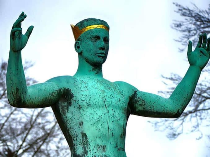 Skulptur Mann verwittert goldene Krone Skulptur Mann verwittert goldene Krone