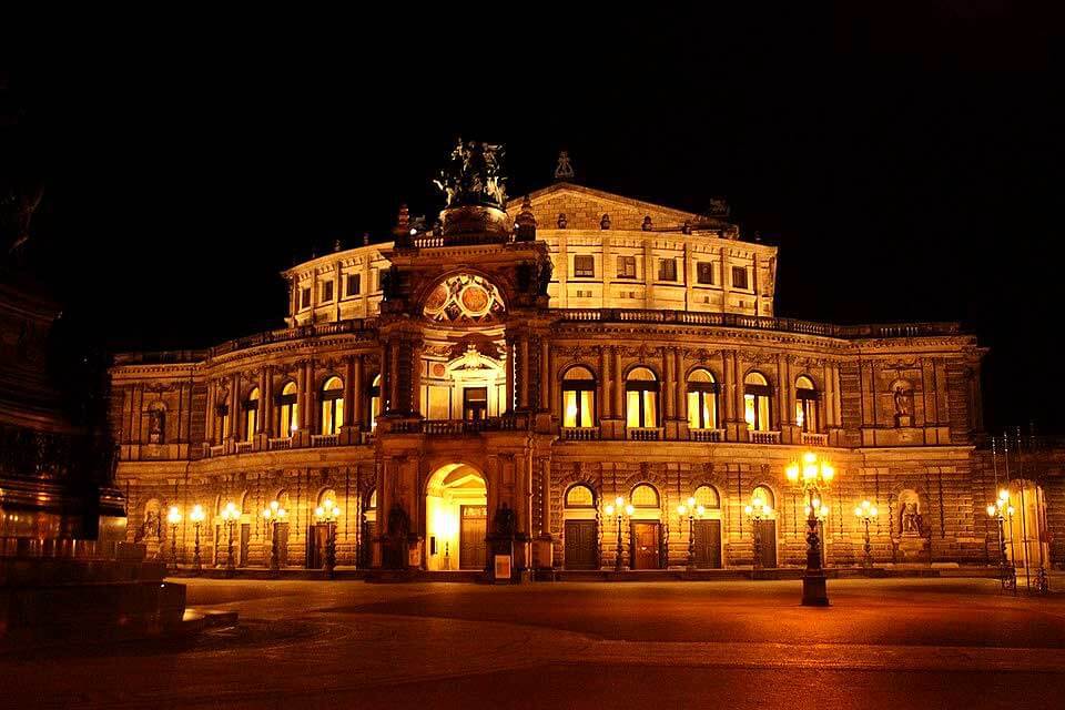 Semperoper bei Nacht