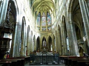 Kirche Halle Bänke Altar