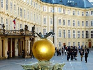 Vorplatz Springbrunnen gold