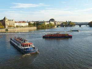 Fährschiff Fluss Touristen Moldau Brücke