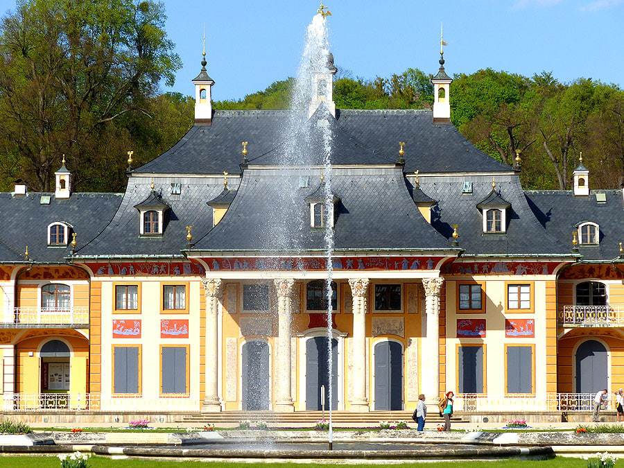 Pavillon mit Wasserfontäne Schloss Pillnitz