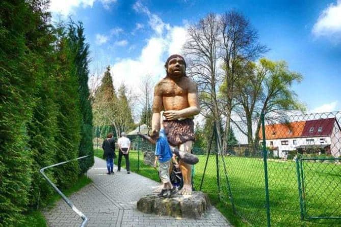 Sehr großer Urmensch mit Keule saurierpark kleinwelka bild 040