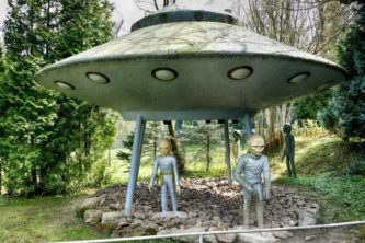 UFO Besatzung begrüßt die Menschen saurierpark kleinwelka bild 042