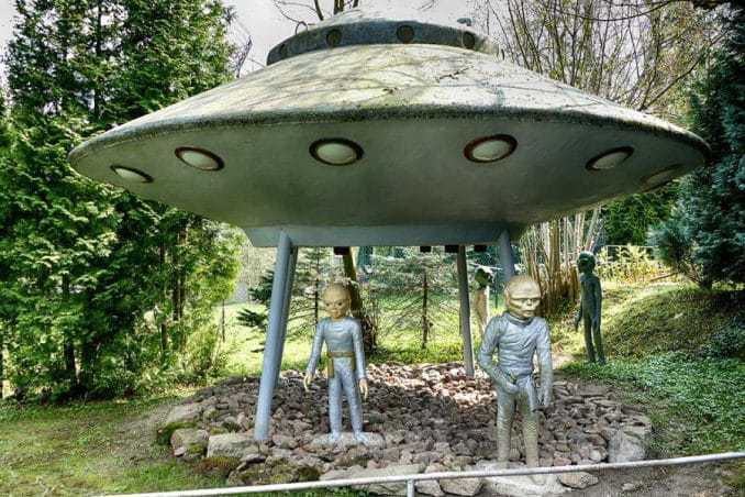 UFO Besatzung begrüßt die Menschen