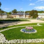 Blumenbeete, Palais und Springbrunnen Schloss Pillnitz