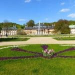 Blumenbeet und Palais Schloss Pillnitz
