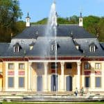 Wasserfontäne mit Palais im Hintergrund Schloss Pillnitz