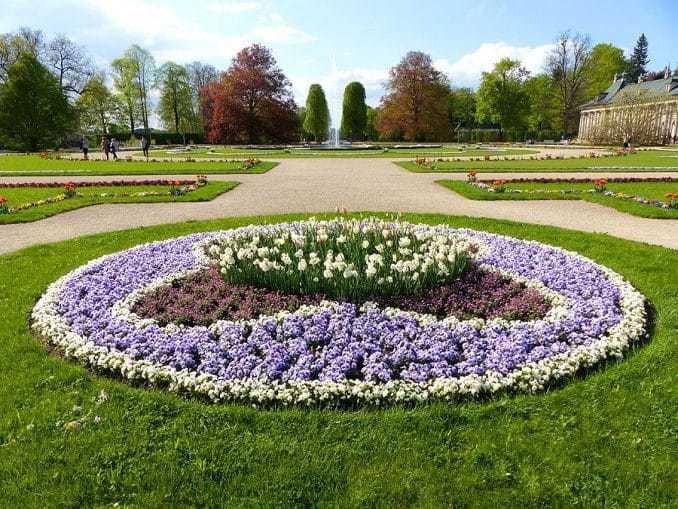 runde Blumenpracht Schloss Pillnitz