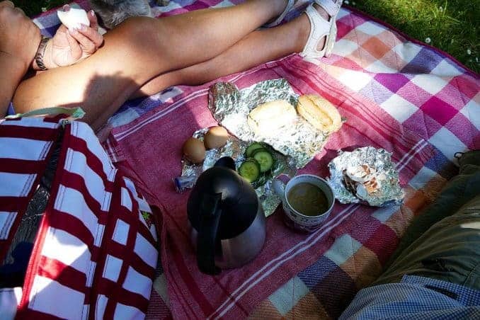 Picknick mit Kaffee und belegten Brötchen
