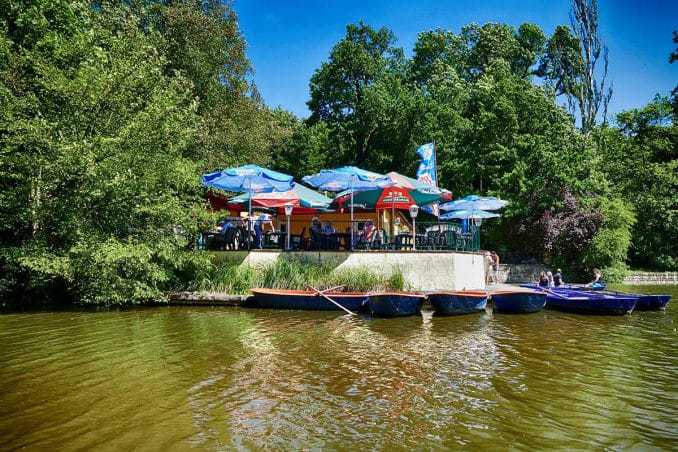 Biergarten am Carolasee mit Booten