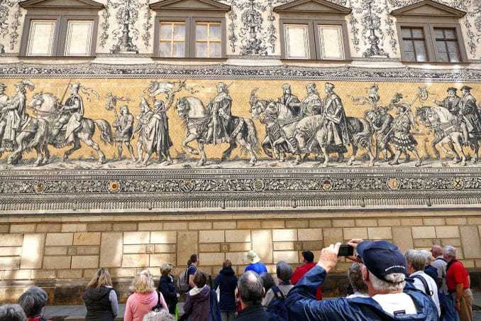 Touristen am Fürstenzug Dresden