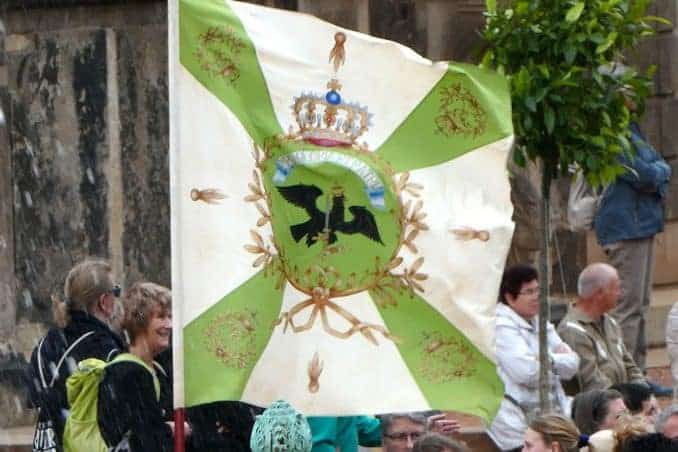 Fahne mit Krone  Wappen