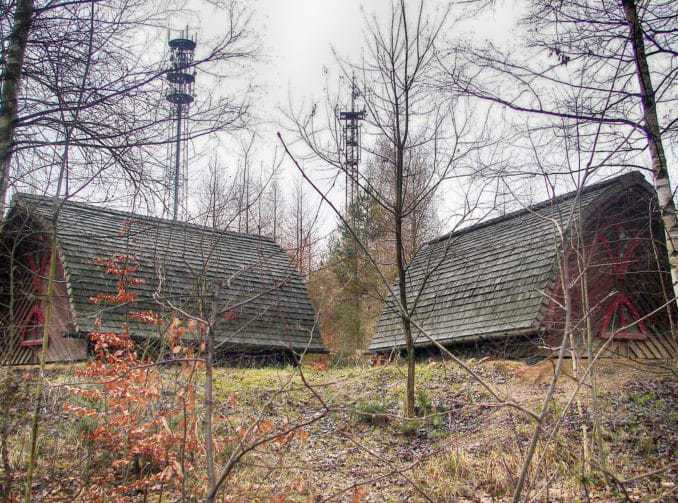 Auf dem Dachsenberg in der Dresdner Heide, Naju-Station und Telekom-Sendemasten