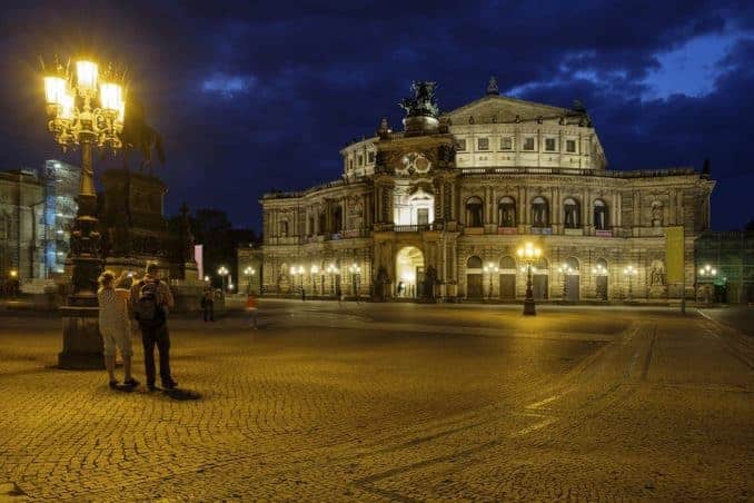 Diese Apps lohnen sich für Besucher Dresdens Dresden Semperoper bei Nacht