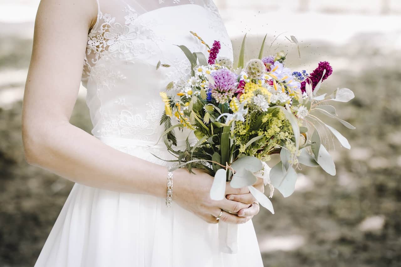 Braut mit Blumenstrauss