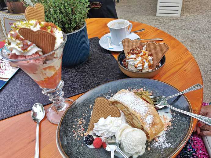 Eis essen im Carolaschlösschen