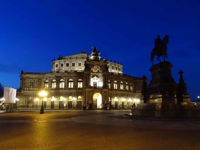 Semperoper Dresden bei Nacht