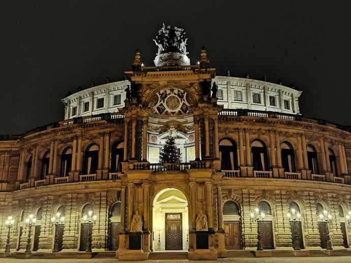 Semperoper bei Nacht