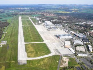 Parken beim Dresdener Flughafen: So lässt sich Geld sparen Luftbild des Flughafens Dresden Carsten Steger CC BY-SA 4.0
