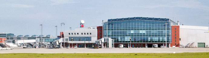 Flughafen Dresden – Blick auf das Terminalgebäude Bild: Brücke-Osteuropa CC0