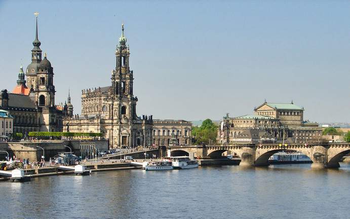 Dresden Elbe Blick auf Kathedrale Dresden