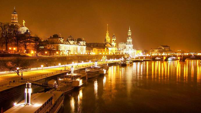 Dresden Nachts mit dem Boot auf der Elbe