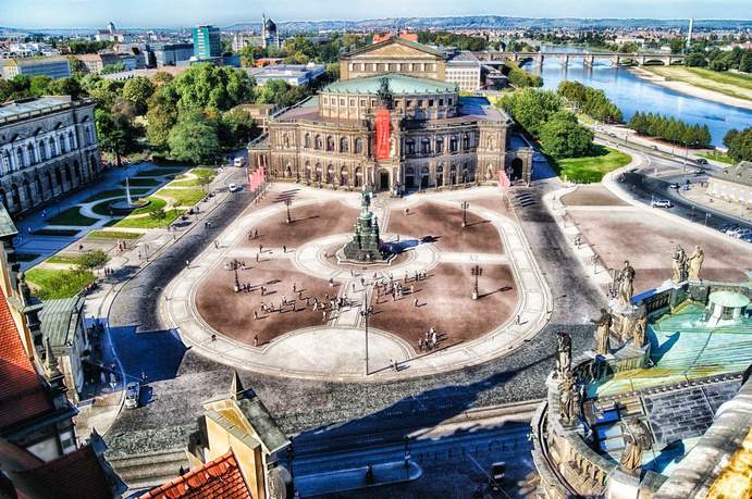 Dresden Semperoper mit Theaterplatz