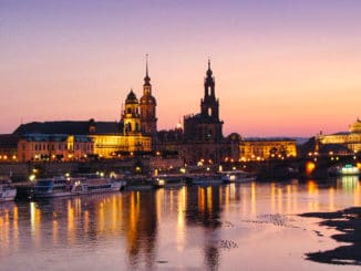 Die schönsten Plätze in Dresden Abendliche Elbe am Terrassenufer Bild: Nikater CC BY-SA 3.0