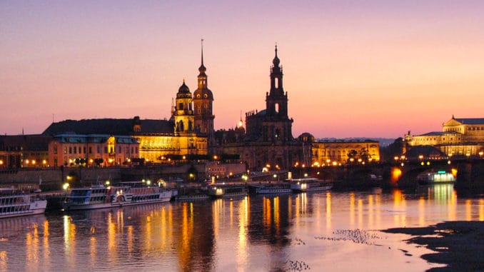 Abendliche Elbe am Terrassenufer Bild: Nikater CC BY-SA 3.0