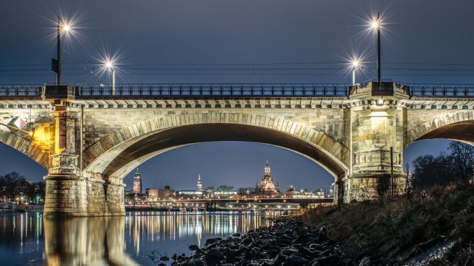 Dresden Brücke mit Blick auf Frauenkirche
