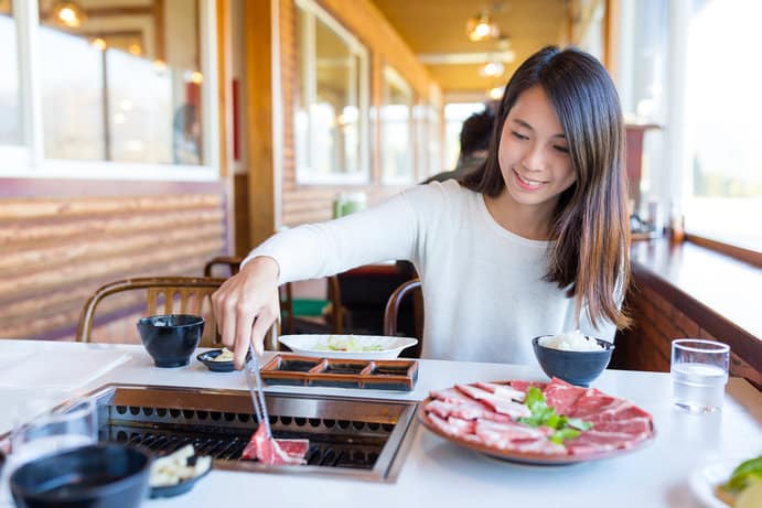 Wie kann man Koreanisch in Dresden lernen? Top 6 praktische Tipps Koreanische Frau