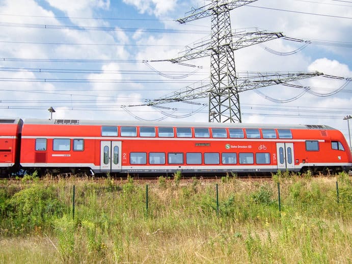 Zug Richtung Flughafen Dresden 