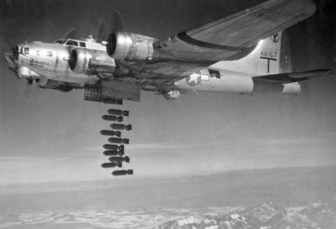 Amerikanische Boeing B-17 „Flying Fortress“ beim Bombenwurf