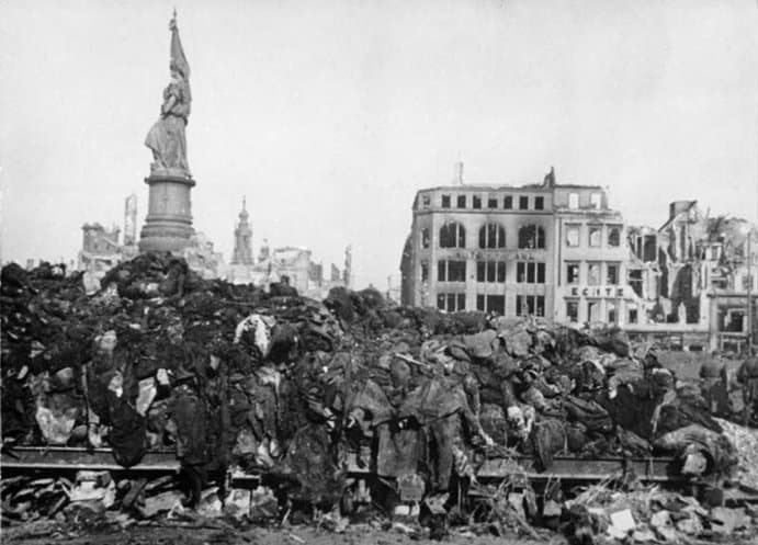 Leichenberg auf dem Dresdner Altmarkt, Februar 1945