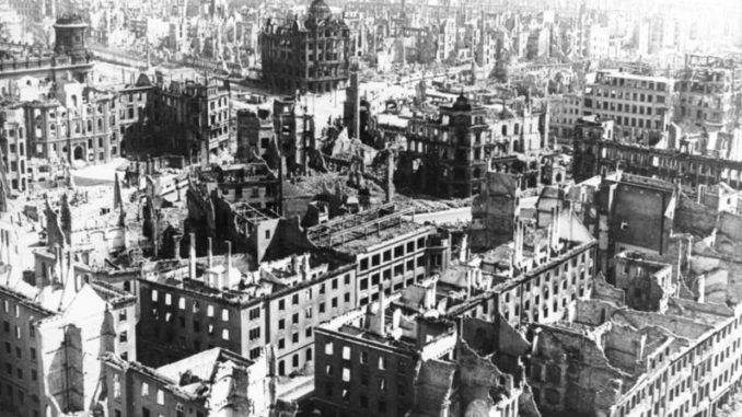 Dresden 1945 nach Luftangriff
