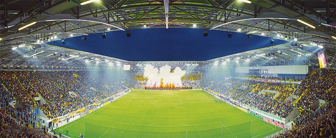 Innenansicht des Rudolf-Harbig-Stadions