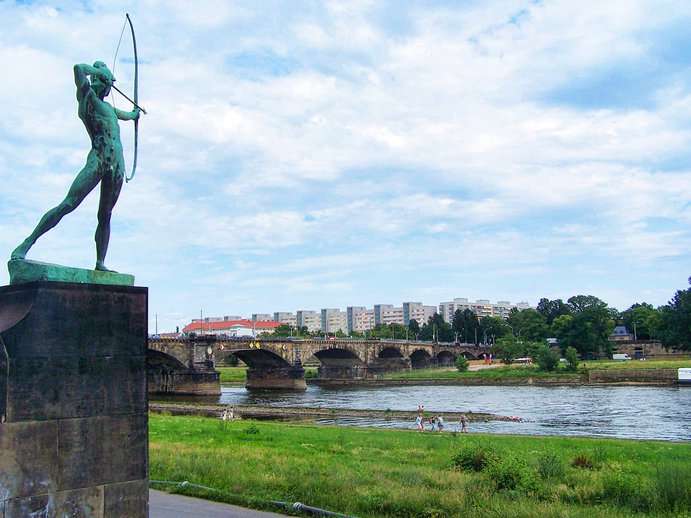 Bogenschütze an der Albertbrücke in Dresden
