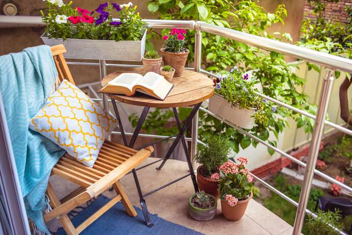 Heimurlaub auf dem Balkon