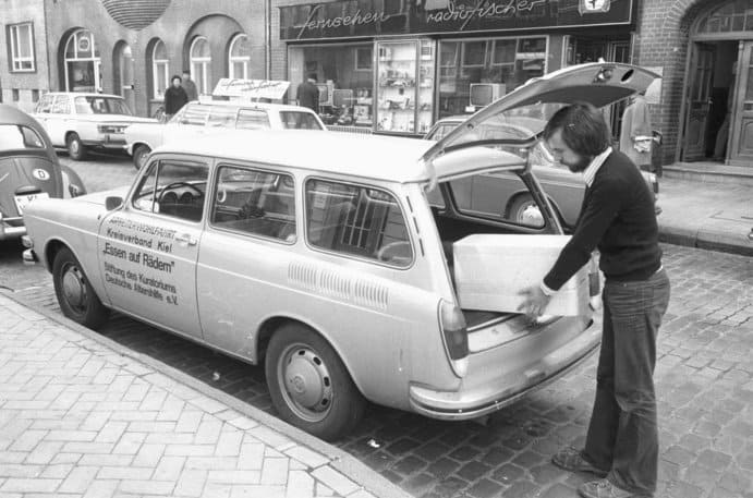 Historisches Foto vom Projekt „Essen auf Rädern“ der Arbeiterwohlfahrt 1973 