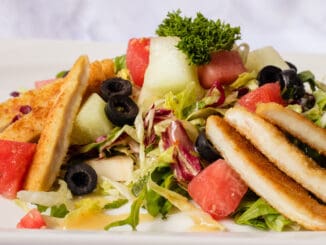 Hühnerschnitzelstreifen auf Melonensalat der Holzke Menü GmbH