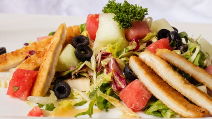 Hühnerschnitzelstreifen auf Melonensalat der Holzke Menü GmbH Hühnerschnitzelstreifen auf Melonensalat der Holzke Menü GmbH
