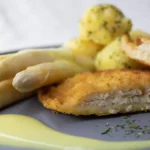 Haehnchen mit Spargel und Hollandaise 1 scaled 1