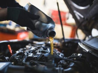 Muss man Öl und Ölfilter gleichzeitig wechseln? Ölservice beim Auto mit Öl und Ölfilterwechsel