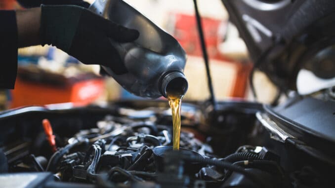 Ölservice beim Auto mit Öl und Ölfilterwechsel