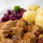 Schweinegulasch mit Rotkohl scaled 1