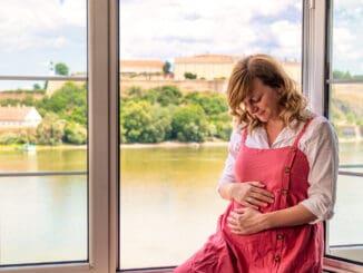 Kinderwunsch: Was geschieht mit unserer Psyche? Glückliche, schwangere Frau