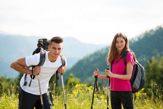 Junges Paar beim wandern 