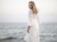 Frau im weissen Second-Hand Kleid