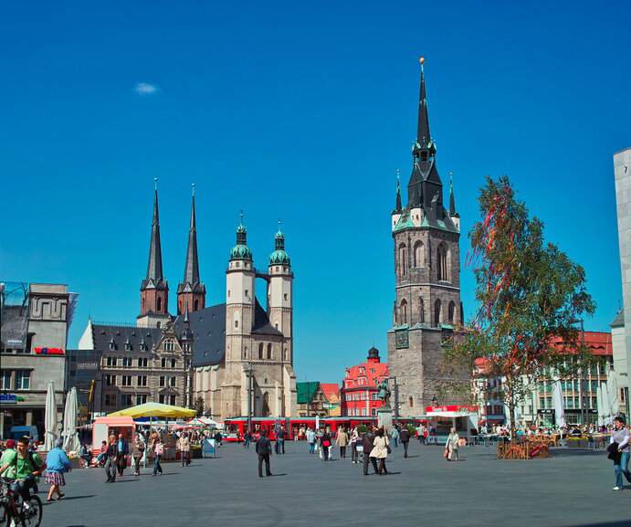 Ein Abstecher nach Halle (Saale): Geschichte, Kultur und ein gutes Bett für die Nacht Marktplatz mit Rotem Turm und Marktkirche